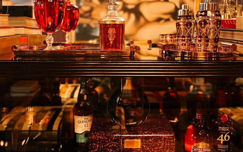 Fontes afirmam que Taylor Swift revogou sua associação ao Casa Cipriani após o vazamento de fotos da estrela em um encontro.