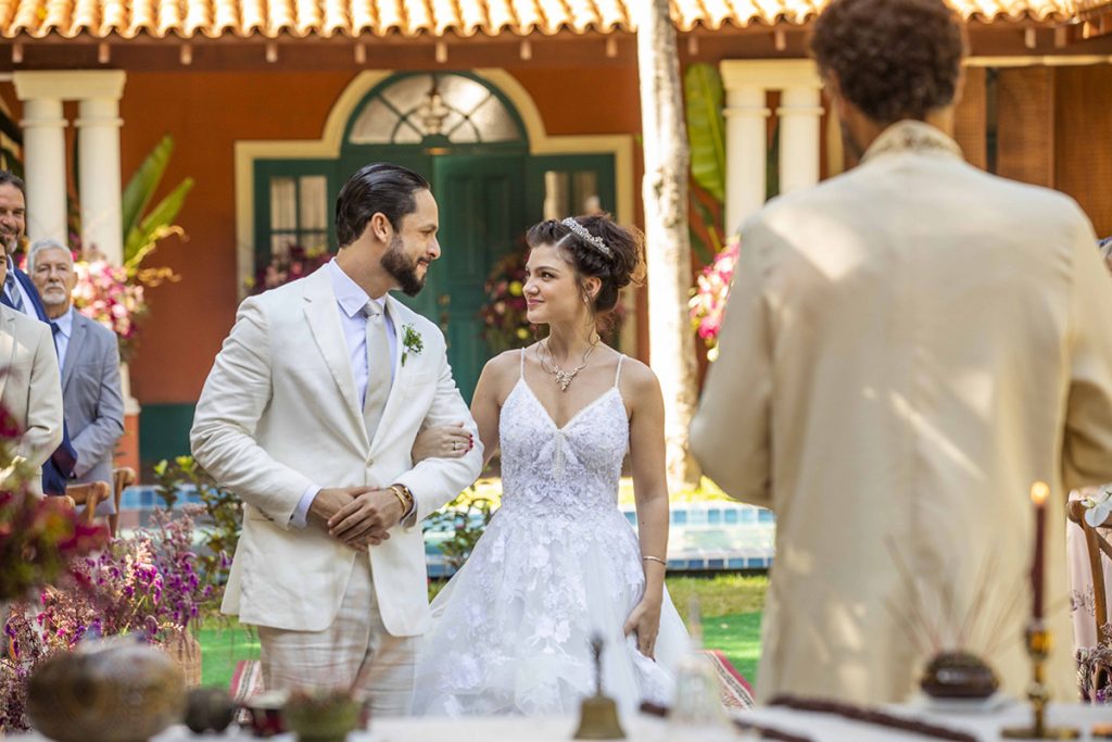 Luigi (Rainer Cadete) e Petra (Débora Ozório) se casam em cerimônia luxuosa