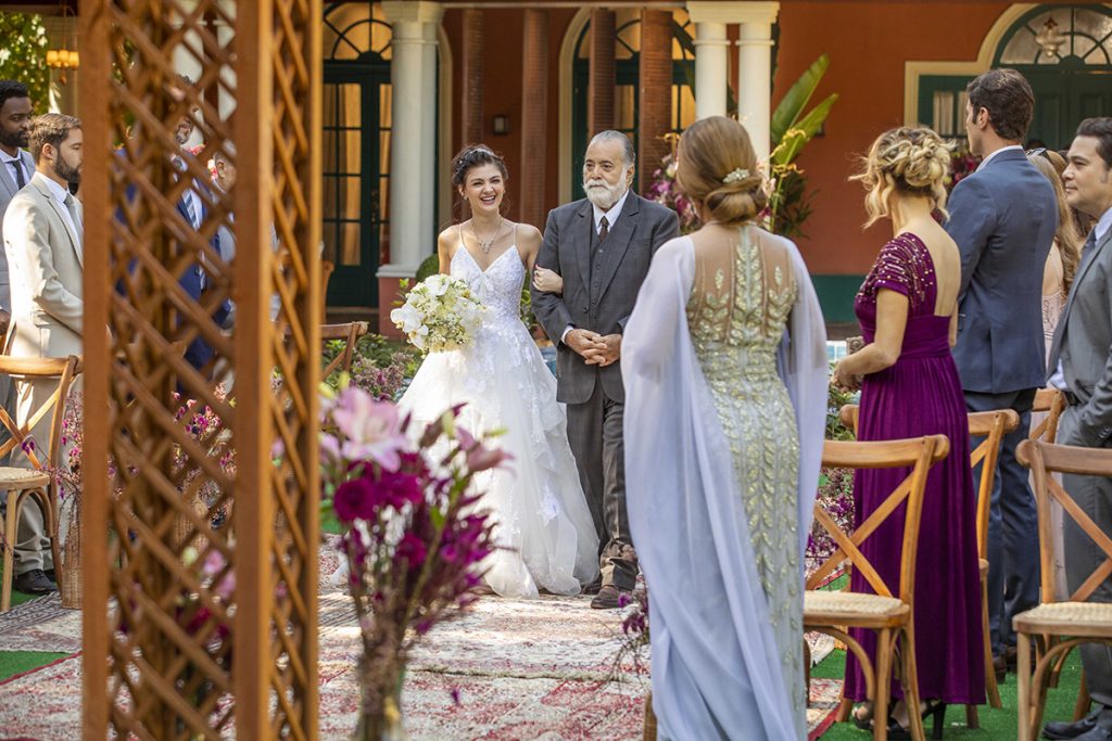 A noiva caminha até o altar acompanhada pelo pai Antônio (Tony Ramos)