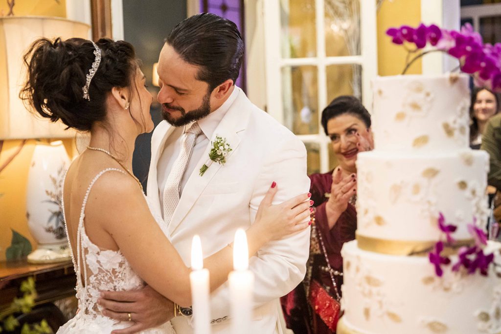 Os pombinhos se casam em uma cerimônia luxuosa