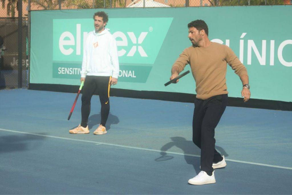Felipe Andreoli e Cauã Reymond na quadra de tênis