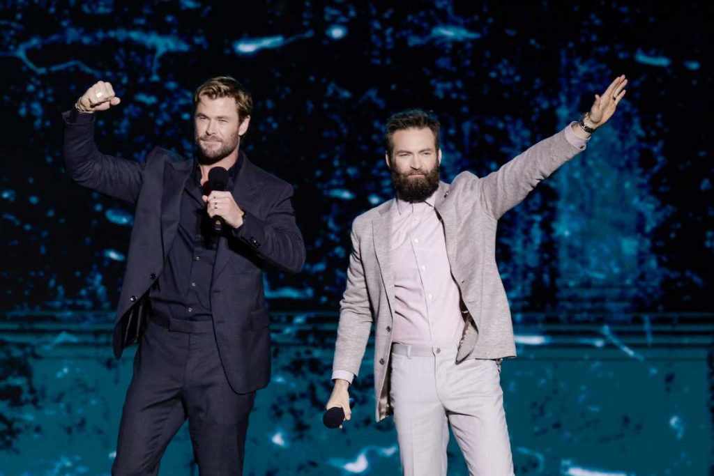 Chris Hemsworth e Sam Hargrave no palco da live mundial do Tudum