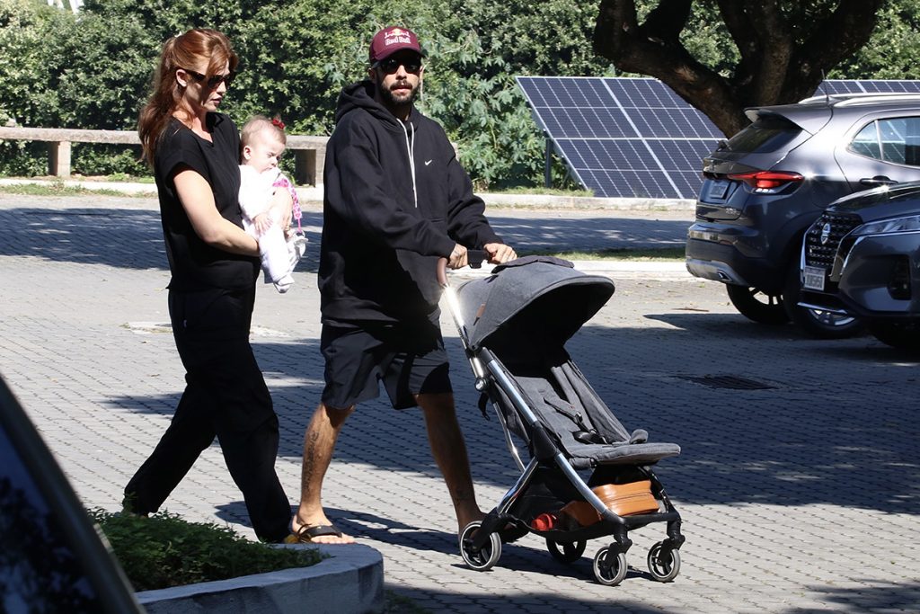 Pedro Scooby e Cintia Dicker foram ao velório com a filha Aurora