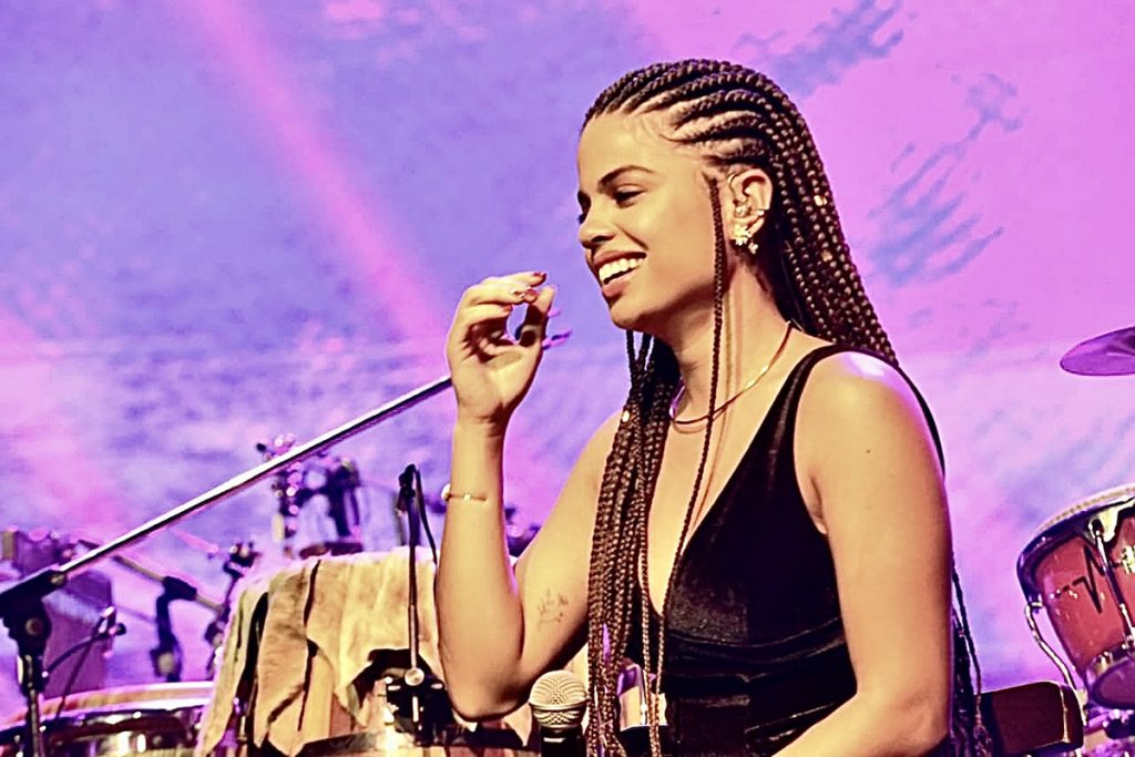 Clara Buarque arrasou em cima do palco