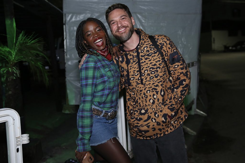 Clara Moneke posou ao lado de Emílio Dantas