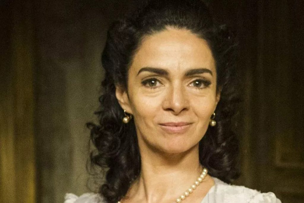 Claudia Ohana, como Laura, em Joia Rara