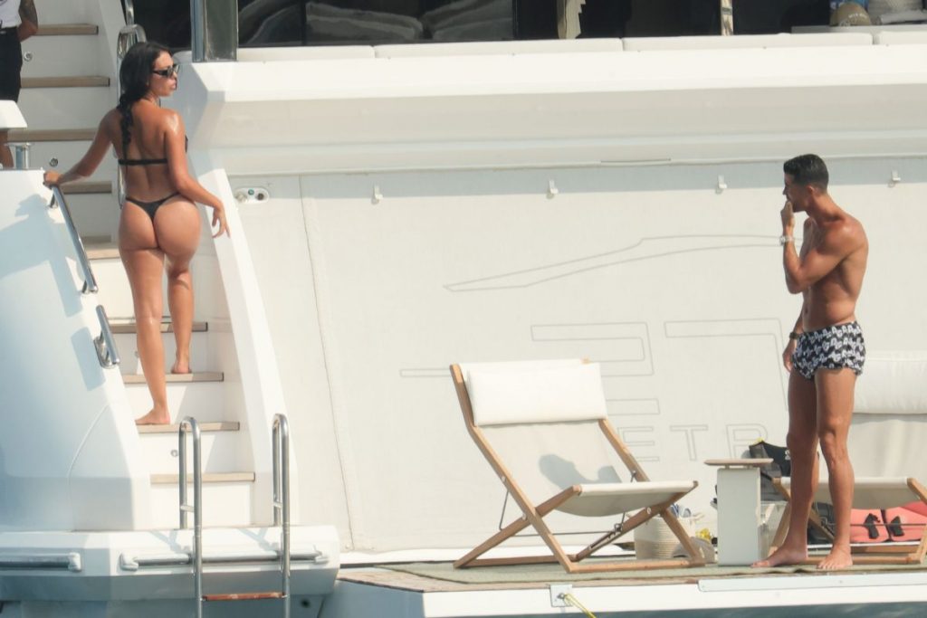 Cristiano Ronaldo sem camisa eGeorgina Rodríguez de biquíni
