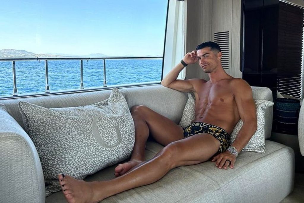 Cristiano Ronaldo de sunga e unhas pintadas