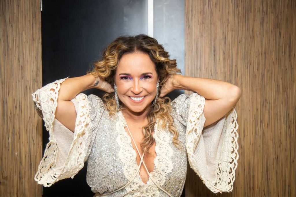 Daniela Mercury sorridente nos bastidores do Micareta São Paulo