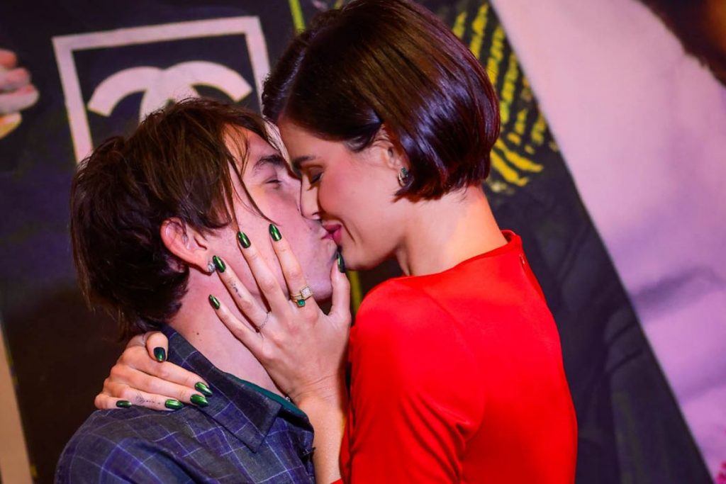 Di Ferrero e Isabeli Fontana trocam beijo em festa surpresa
