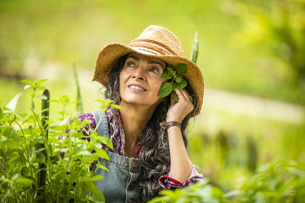 Claudia Ohana, como Dora, em Vai Na Fé