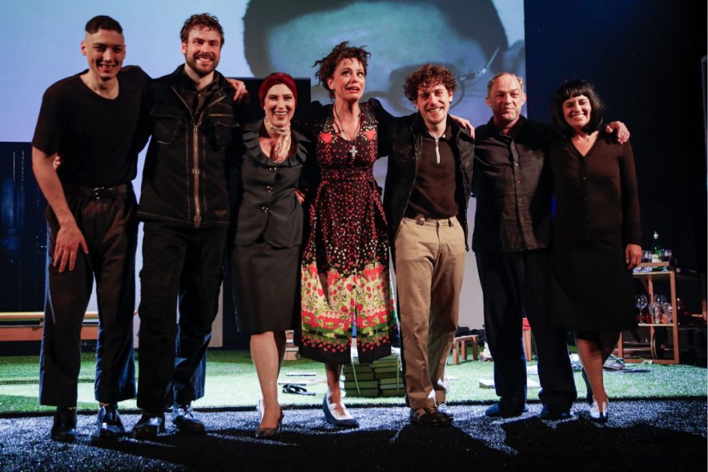 Elenco de 'A Última Despedida' agradece aplausos