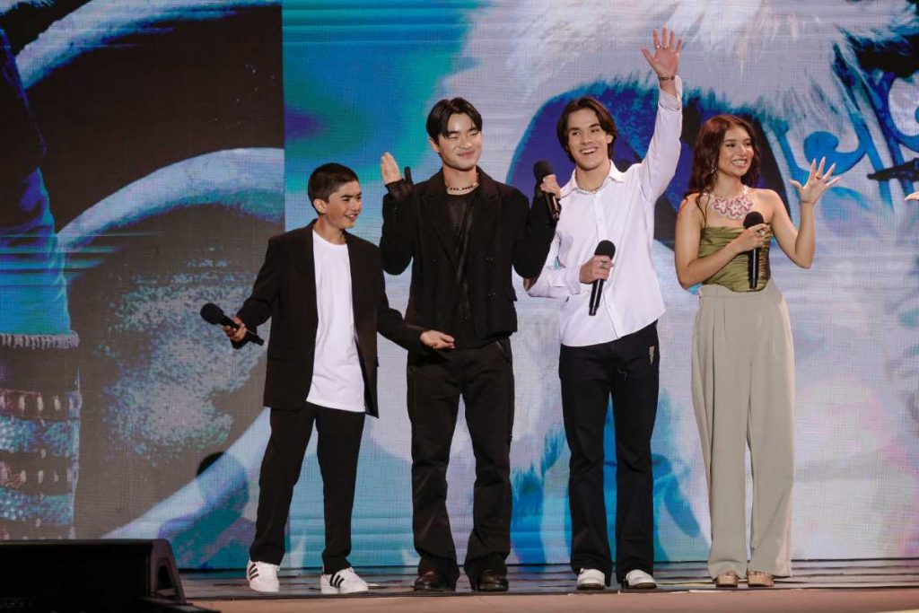 Elenco de Avatar no palco da live mundial do Tudum