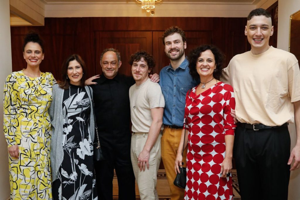 Elenco de 'A Última Despedida' nos bastidores