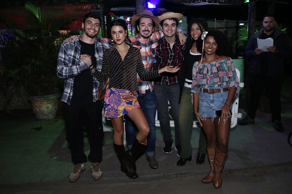 Elenco de Vai Na Fé curtiu Festa Junina