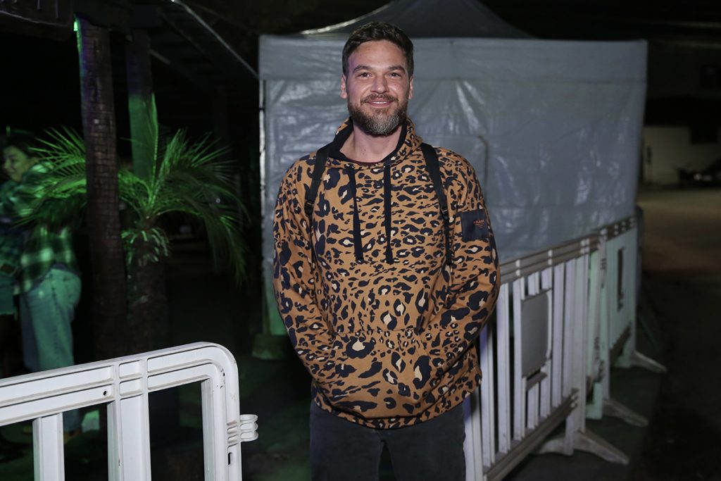 Emílio Dantas optou por um look com estampa animal print