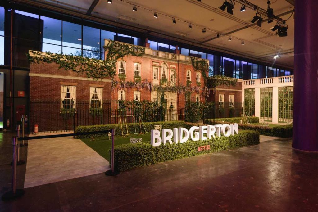 Estande de Bridgerton no Tudum