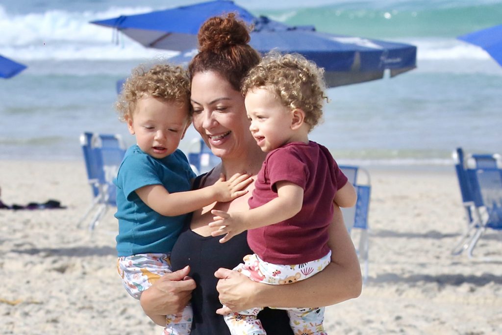 Fabiula aproveitou o tempo livre para curtir praia com os filhos gêmeos