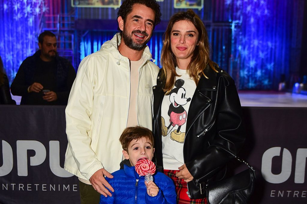 Felipe Andreoli e Rafa Brites posaram com o filho Rocco