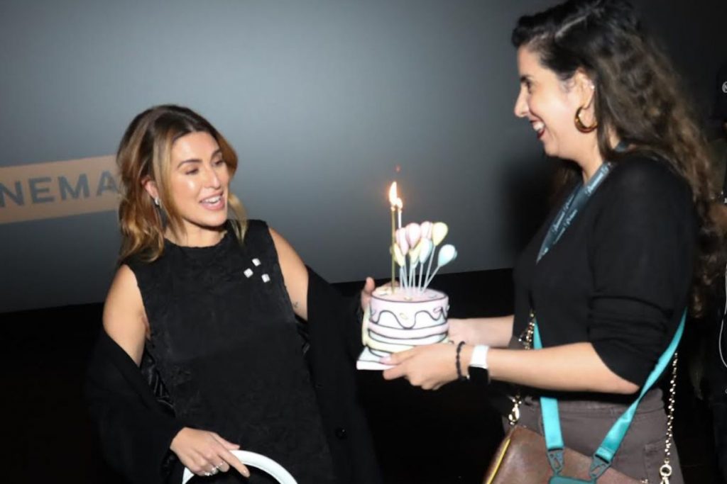 Fernanda Paes Leme ganha bolo surpresa de aniversário
