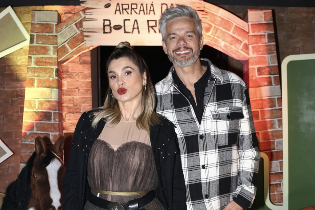 Flávia Alessandra marcou presença acompanhada pelo marido Otaviano Costa