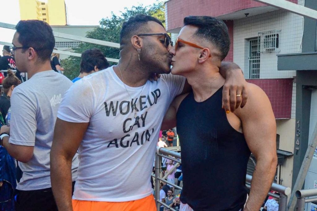 Fred Nicácio e marido se beijando na 27ª Parada LGBT+