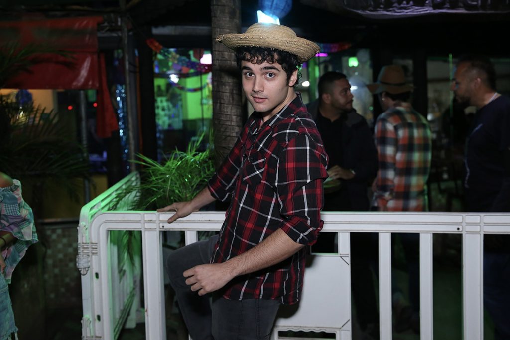 Gabriel Contente usou uma camisa xadrez para o evento