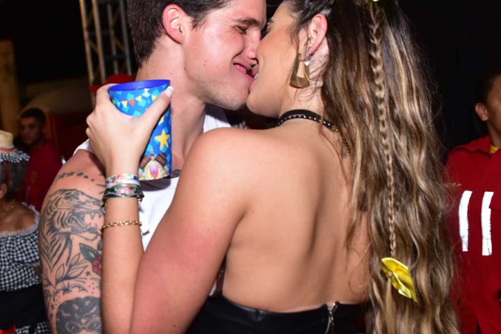 Gabriel Fop beijando Julia Puzzuollo no Arraial da Vila, o São João de Carlinhos Maia