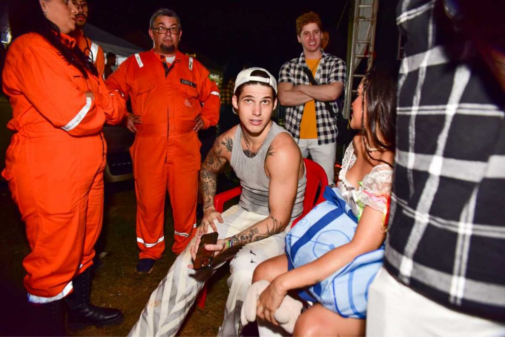 Gabriel Fop com paramédicos no Arraial do Carlinhos Maia