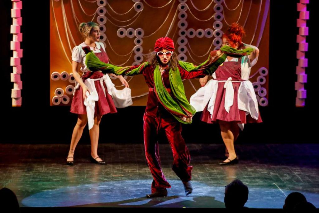 Luisa Perissé, Castorine e Carol Castro na peça Camareiras