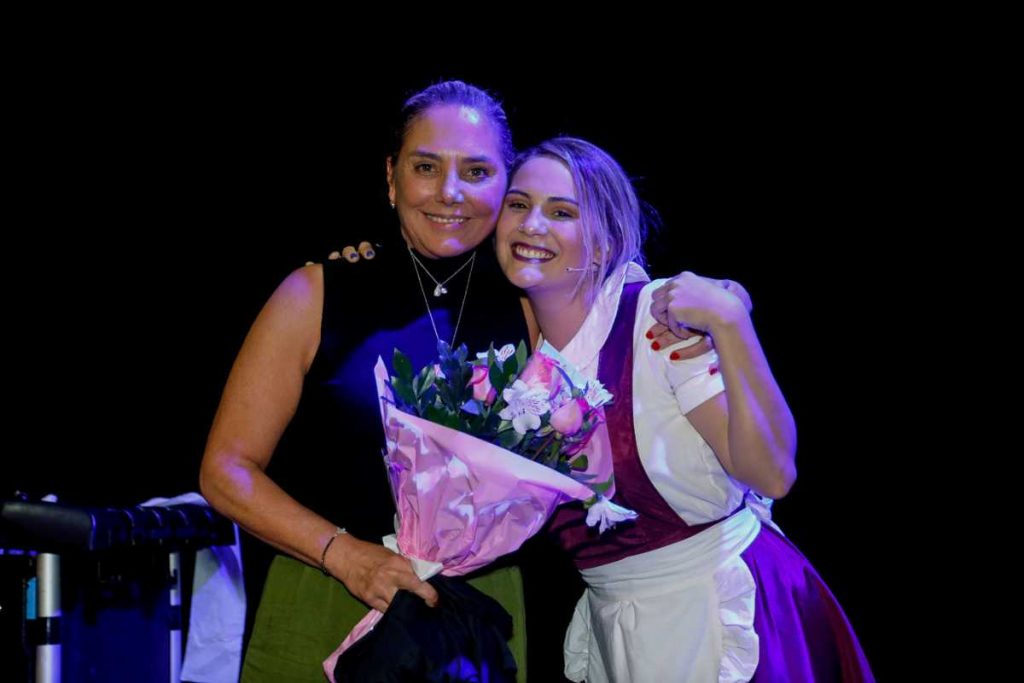 Heloisa Perissé prestigiando a filha, Luisa, peça Camareiras