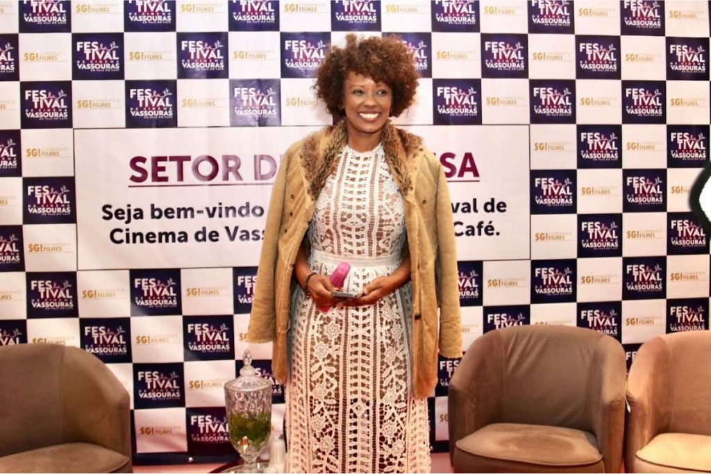 Isabel Fillardis, com vestido rendado, no Festival de Cinema de Vassouras