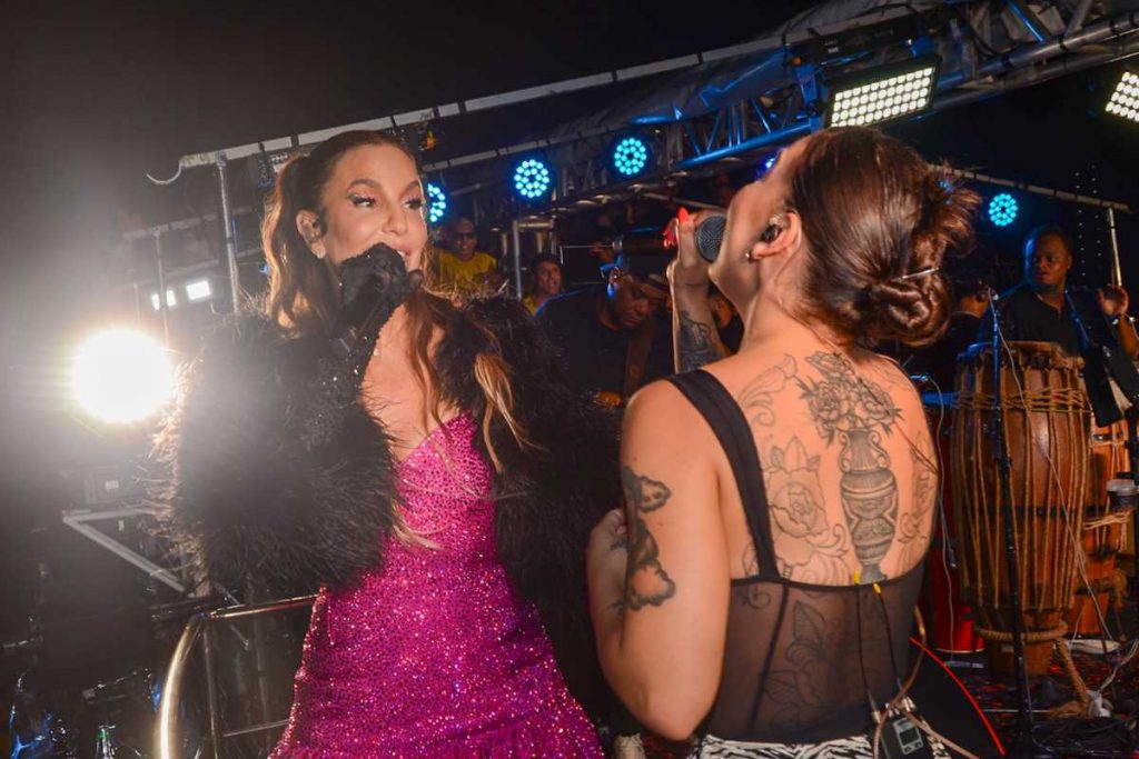 Ivete Sangalo e Priscilla Alcantara cantando juntas no Micareta São Paulo