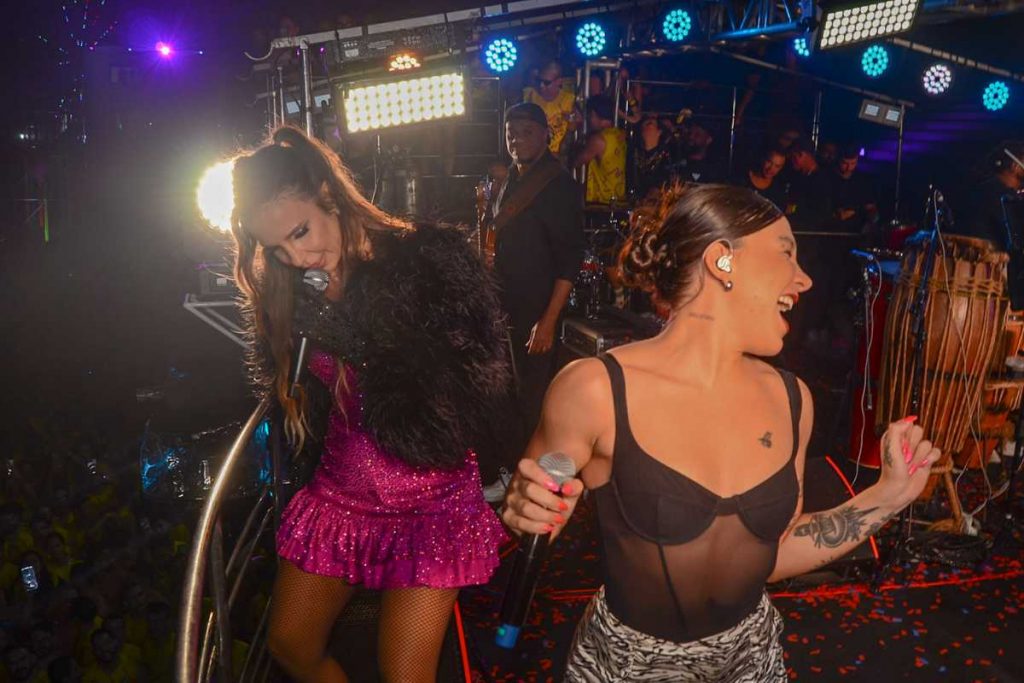Ivete Sangalo e Priscilla Alcantara cantando juntas no Micareta São Paulo