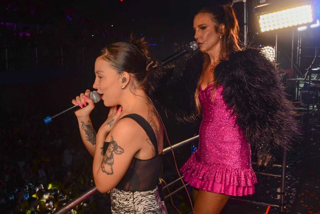 Ivete Sangalo e Priscilla Alcantara cantando juntas no Micareta São Paulo
