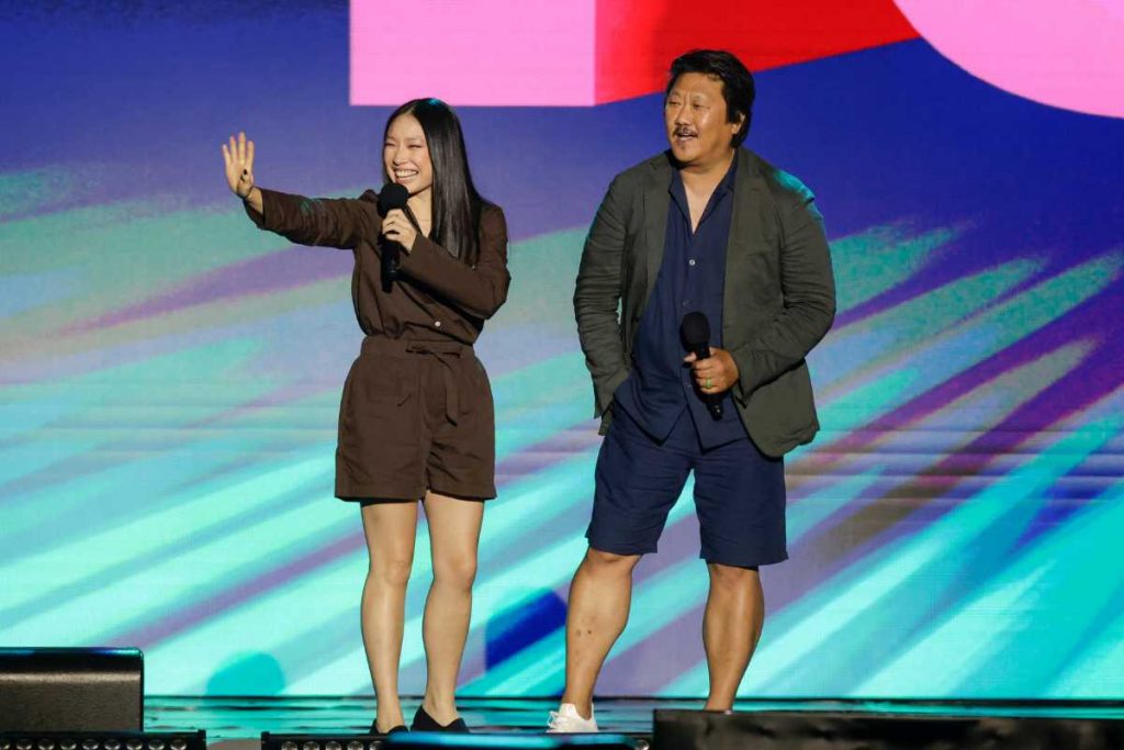 Jess Hong e Benedict Wong no palco da live mundial do Tudum