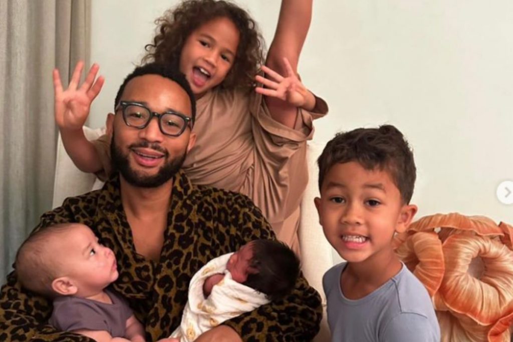 John Legend com seus quatro filhos