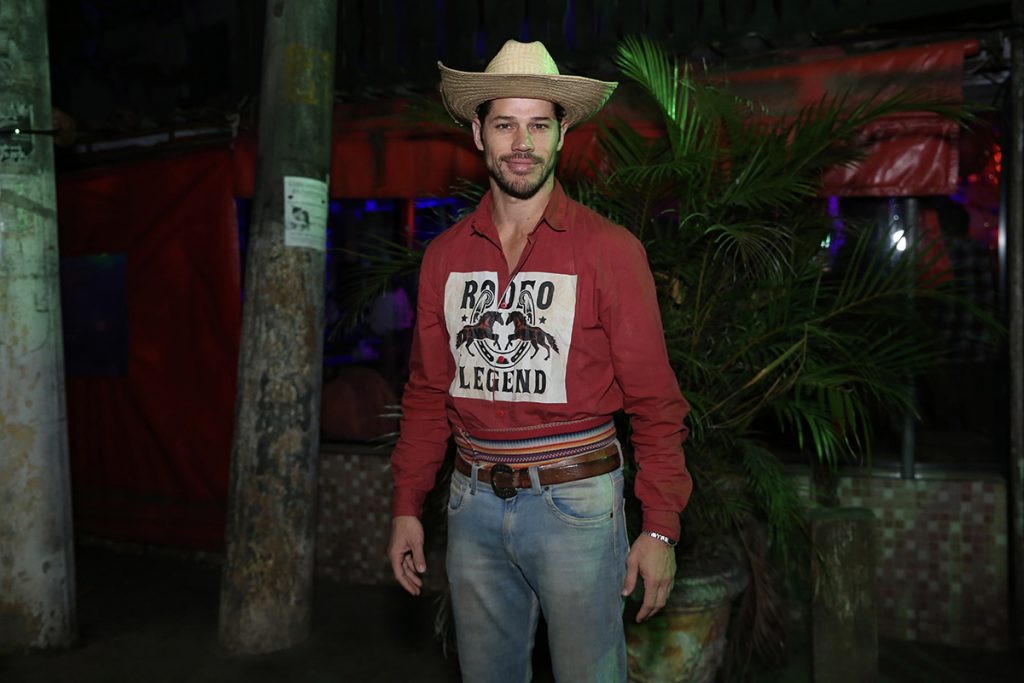 José Loreto relembrou os tempos de Pantanal e usou um look de peão