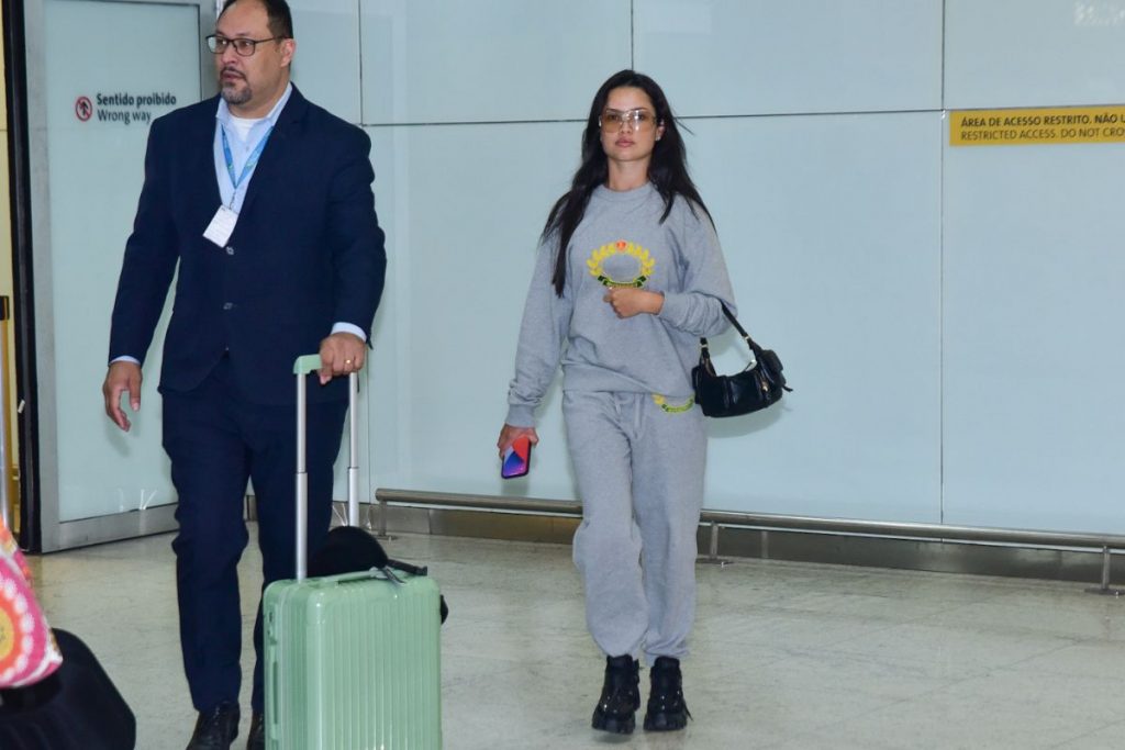 Juliette desembarcando no aeroporto de Guarulhos