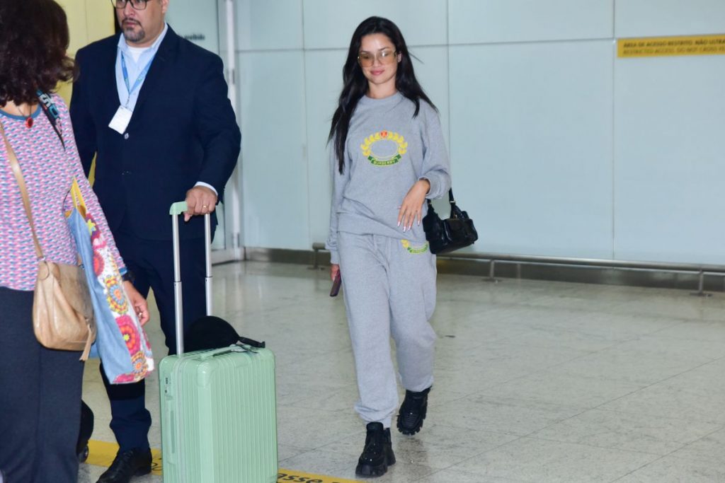 Juliette desembarcando no aeroporto de Guarulhos