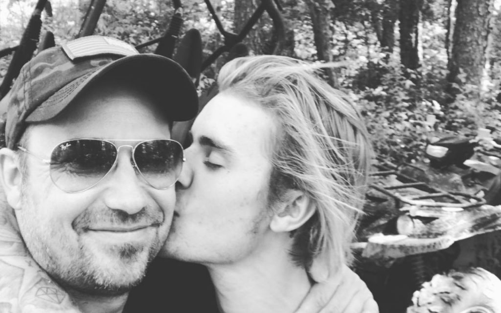 Justin Bieber beijando o rosto de seu pai