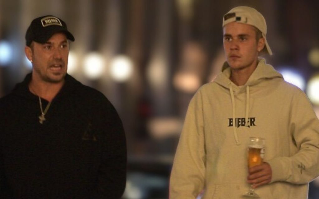 Justin e seu pai andando pela rua, em Berlin