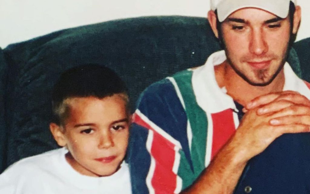 Jeremy virou pai aos 18 e, nos primeiros anos, nunca esteve muito na vida do Justin no começo.Jeremy virou pai aos 18 e, nos primeiros anos, nunca esteve muito na vida do Justin no começo.