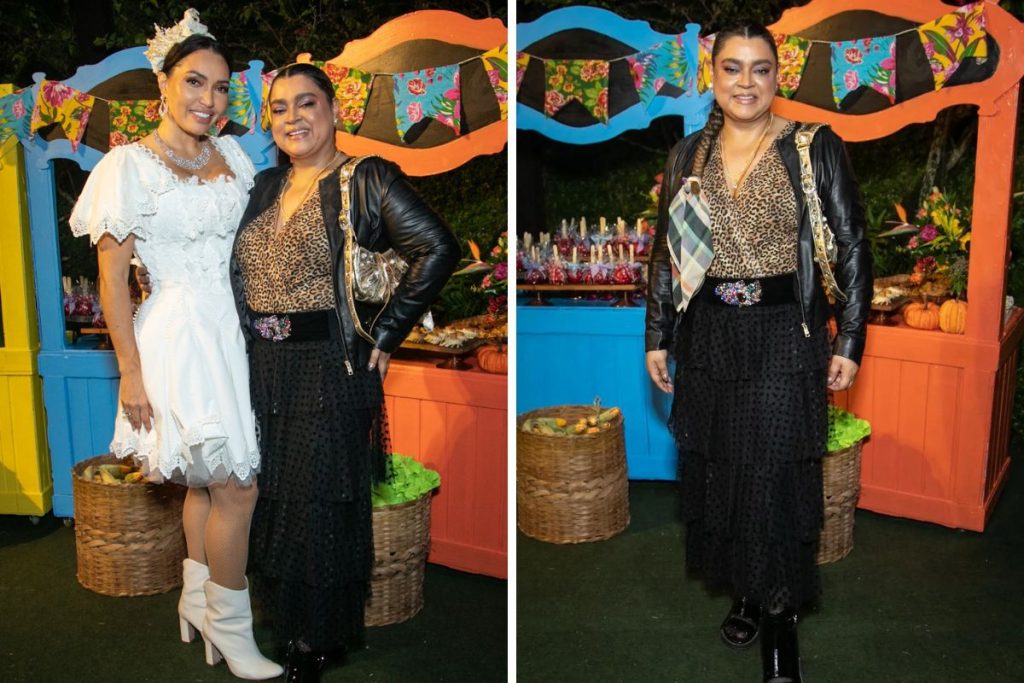 Karinah e Preta Gil posam perto da decoração da festa