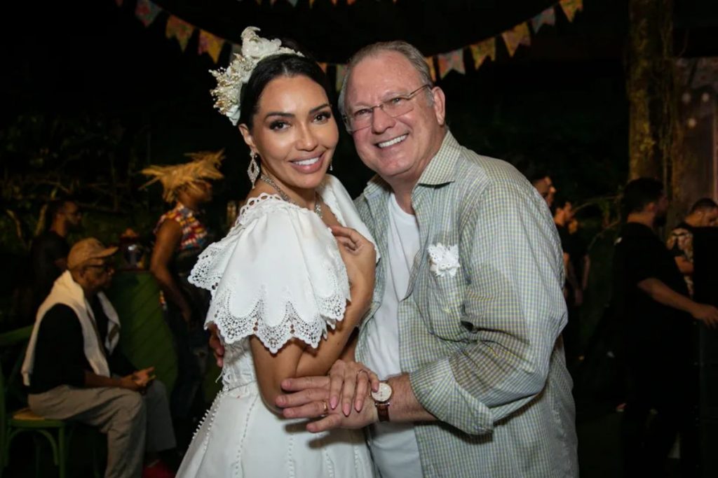 Karinah e Diether Werninghaus olham para a câmera