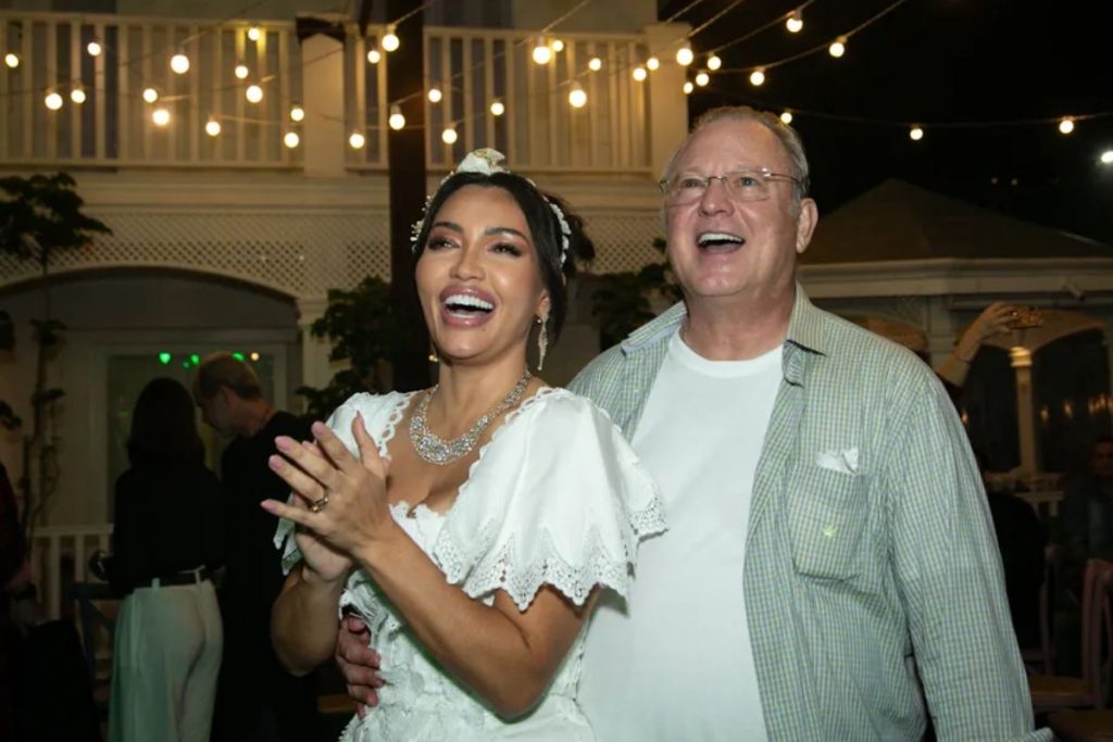 Os noivos Karinah e Diether Werninghaus aplaudem o show