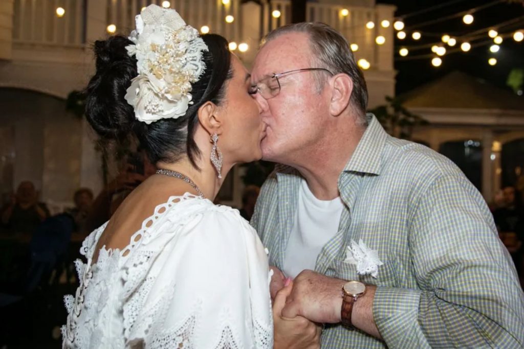 Karinah e Diether Werninghaus se beijam