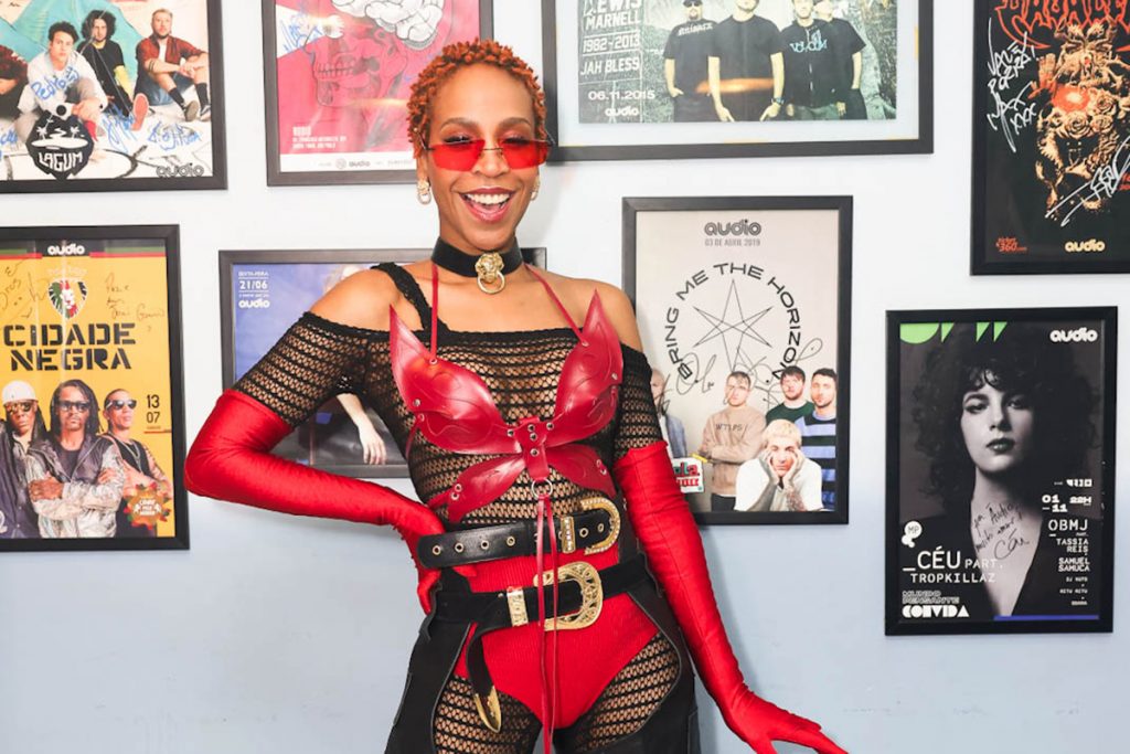 Karol Conká fez questão de posar para os fotógrafos presentes no local