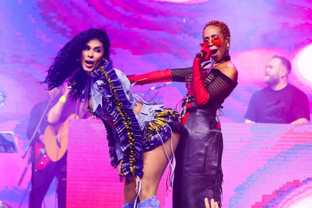Karol Conká e Pocah sensualizaram em cima do palco