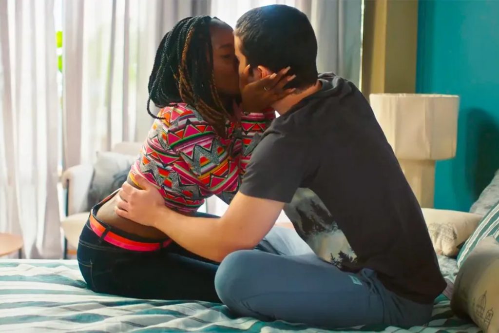 Kate (Clara Moneke) e Rafa (Caio Manhente) se beijando em Vai na Fé